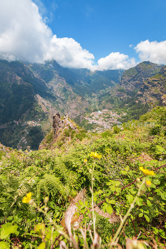 Miradouro do Curral das Freiras的视角与壮观的尼姑山谷在马德拉岛